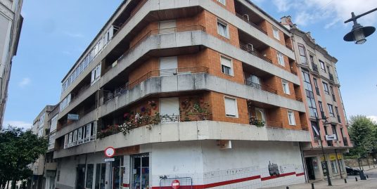 Bajo comercial en Cambados